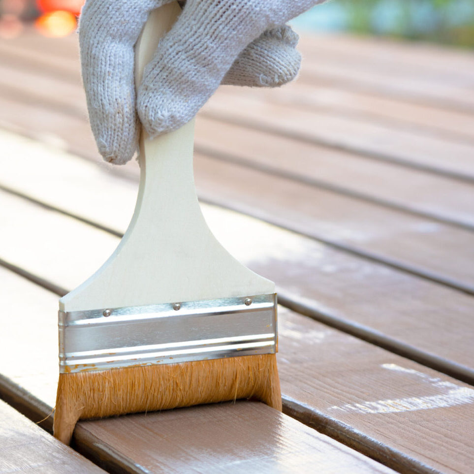 日曜大工　ウッドデッキのペンキ塗り