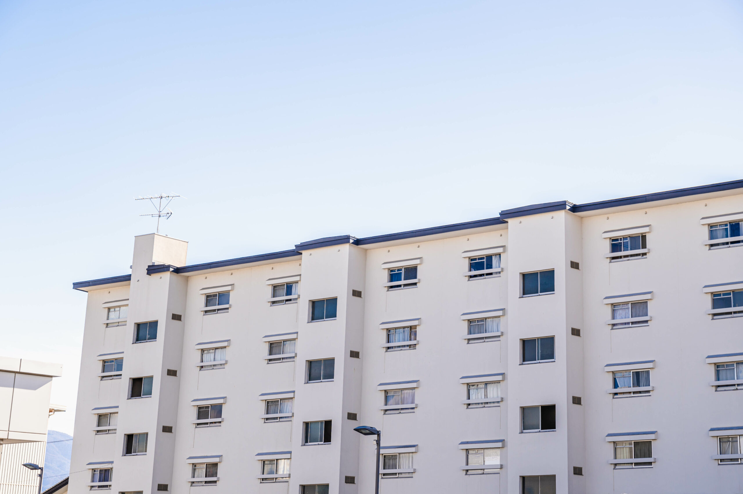 冬空と集合住宅